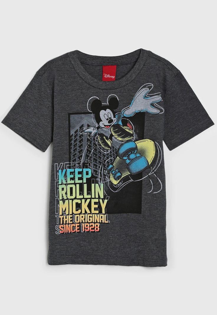 Camiseta cinza com o personagem Mickey de Skate e um prédio atrás, ao lado, o título Keep Rollin Mickey